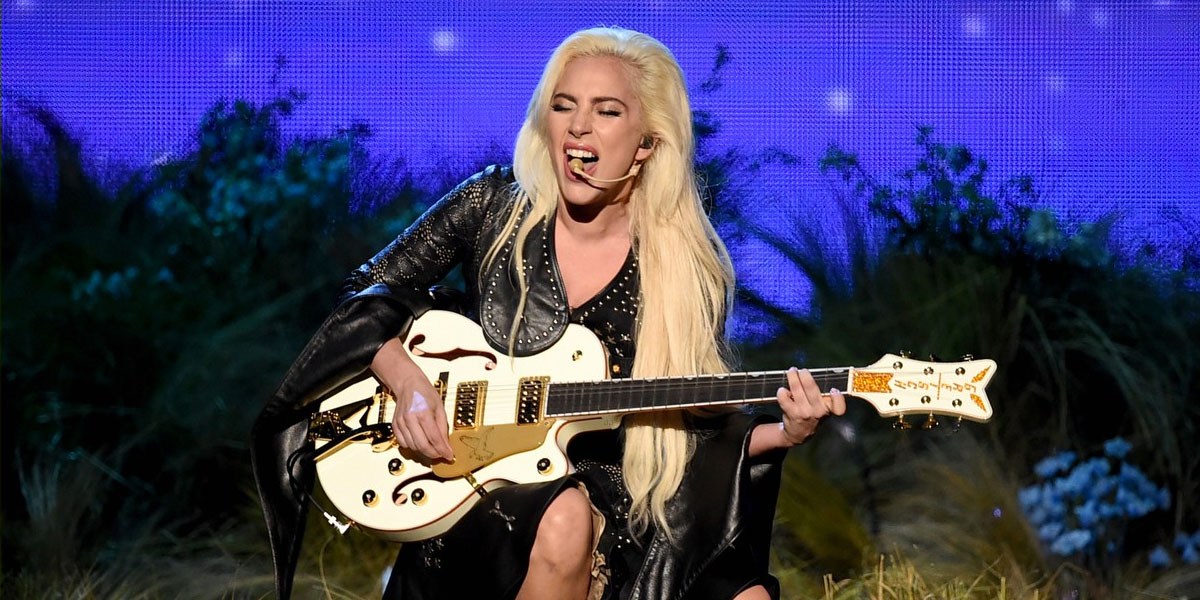 Lady Gaga Performs 'Million Reasons' At 2016 American Music Awards